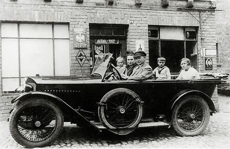 Familie aus Hachborn bei der Ausfahrt im offenen Wagen, um 1930
