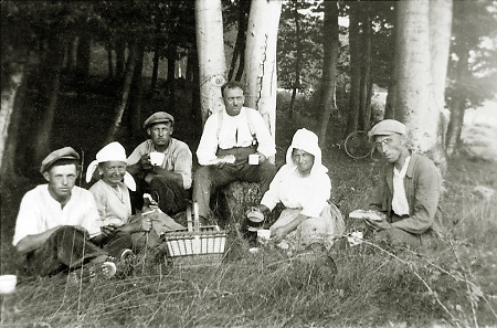 Erntehelfer aus Hachborn bei der Rast am Waldrand, um 1925