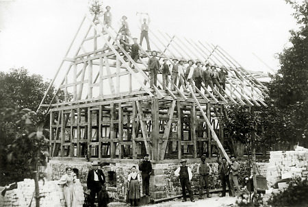 Zimmerleute aus Hachborn beim Aufschlagen eines Hauses, um 1910