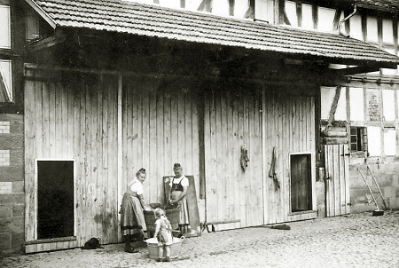 Frauen beim Waschtag auf einem Hof in Hachborn, um 1950