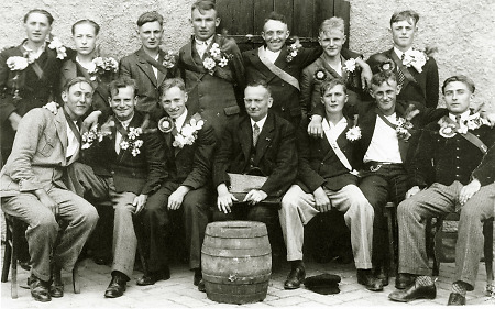 Junge Männer aus Hachborn nach der Musterung, 1935