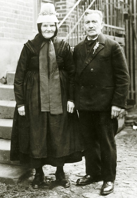 Älteres Ehepaar aus Leidenhofen vermutlich anlässlich ihrer Goldenen Hochzeit, 1930