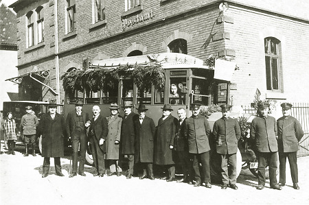 Die Eröffnung einer Buslinie vor dem Postamt in Usingen im Taunus, vor 1928