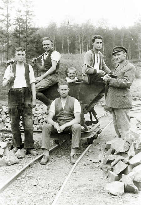Arbeiter im Steinbruch in Dreihausen, um 1925