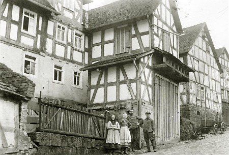 Zwei Paare vor einem Haus in Hachborn, um 1920
