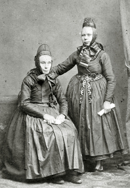 Mutter und Tochter aus Hachborn in Tracht, um 1890