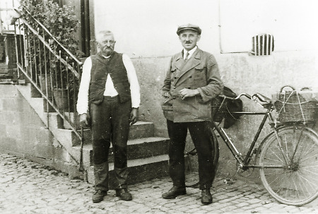 Älterer Mann aus Hachborn mit dem „Käsmann“, um 1930