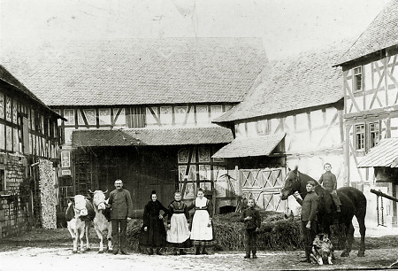 Bauernfamilie vor ihrem Hof in Dreihausen, um 1920?