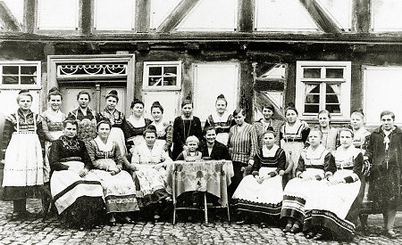 Schülerinnen der Nähschule in Leidenhofen und ihre Lehrerin, um 1930