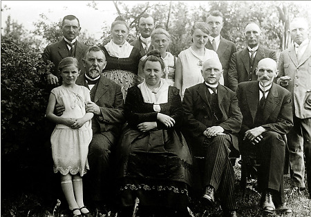 Drei Generationen einer Familie in Hassenhausen, um 1925