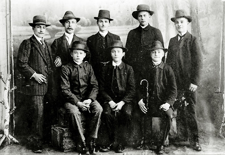 Acht junge Männer, vermutlich aus Hachborn, um 1925