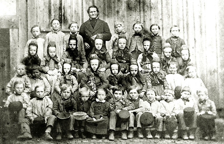 Schulklasse aus Hachborn mit ihrem Lehrer, vor 1878