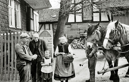 Passanten bei einem Bauern mit Pferdefuhrwerk in Hachborn, um 1965