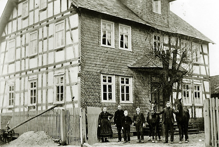 Familie vor ihrem Haus in Hachborn, um 1925