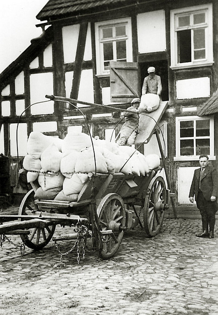 Müller beim Beladen des Mehlwagens bei einer Mühle bei Hachborn, um 1930