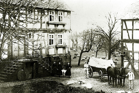 Müllerfamilie vor ihrer Mühle bei Hachborn, um 1920
