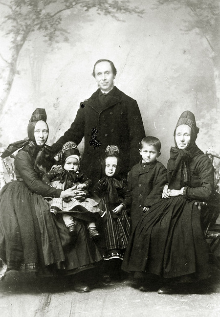 Familie aus Hachborn mit Großmutter, um 1880