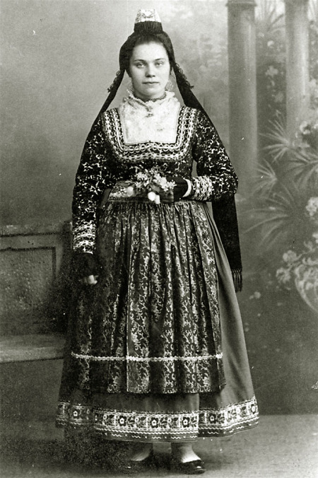 Junge Frau aus Ilschhausen, verheiratet nach Moischt, 1910er Jahre
