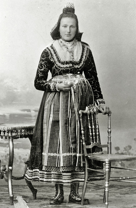 Junge Frau aus Hachborn, um 1905