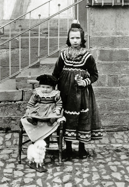 Mädchen aus Hachborn und ihr kleiner Bruder, um 1910