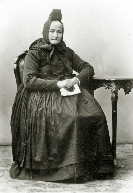 Alte Frau aus Hachborn, um 1910