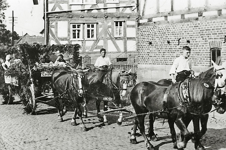 Festzug vermutlich in oder aus Leidenhofen, nach 1933