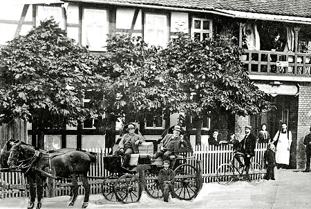 Vor dem Gasthaus Vogel in Hachborn, vor 1900