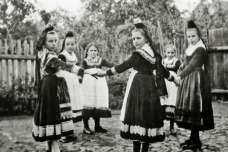 Mädchen beim Spiel auf dem Schulhof in Hachborn, 1920er Jahre