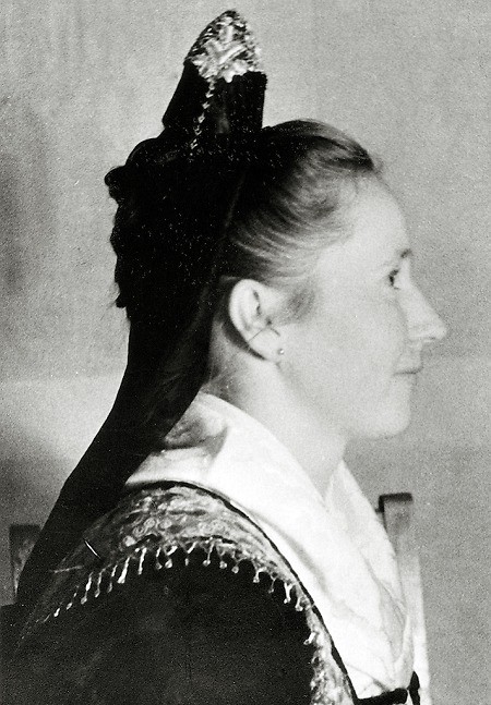 Porträt einer jungen Frau aus Hachborn in Marburger Tracht, um 1935
