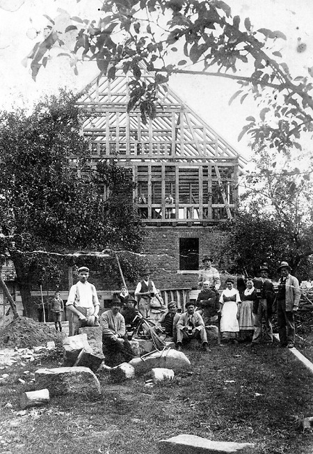 Arbeiter beim Hausbau, vielleicht in Goßfelden, um 1910