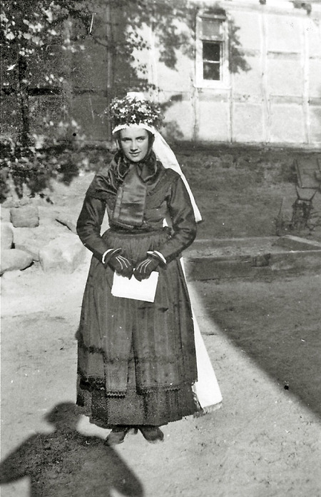 Junge Frau aus Hachborn als Braut, um 1925