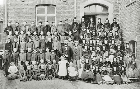 Schulklasse mit ihrem Lehrer in Ebsdorf, um 1900
