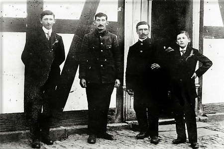 Zwei französische Kriegsgefangene mit zwei jungen Männern in Hachborn, 1916/17
