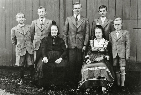 Frau aus Hachborn mit ihren sechs Kindern, um 1940