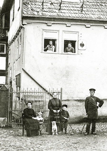 Familie vor ihrem Haus in Ilschhausen, um 1915