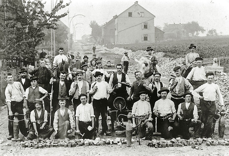 Arbeiter beim Pflastern einer Straße, um 1910