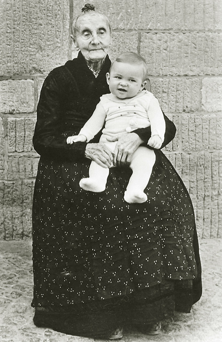 Alte Frau aus Hachborn mit Urenkel, um 1950