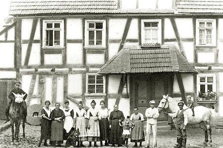 Der Müller der Sandmühle bei Hachborn mit Familie und Dienstpersonal, um 1925