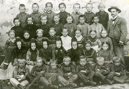 Schulklasse aus Hacborn mit ihrem Lehrer, um 1890