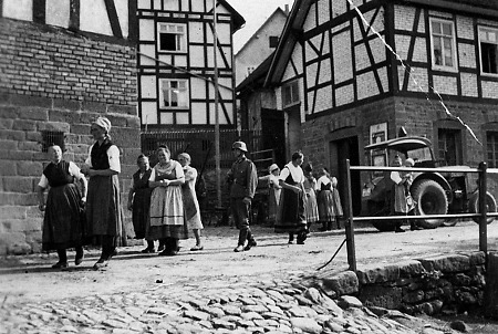 Frauen in Hachborn vor dem Backhaus, um 1939-1940