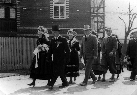 Brautpaar mit Hochzeitszug in Hachborn, um 1932