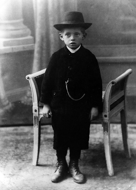 Kleiner Junge, vermutlich aus Hachborn, um 1910