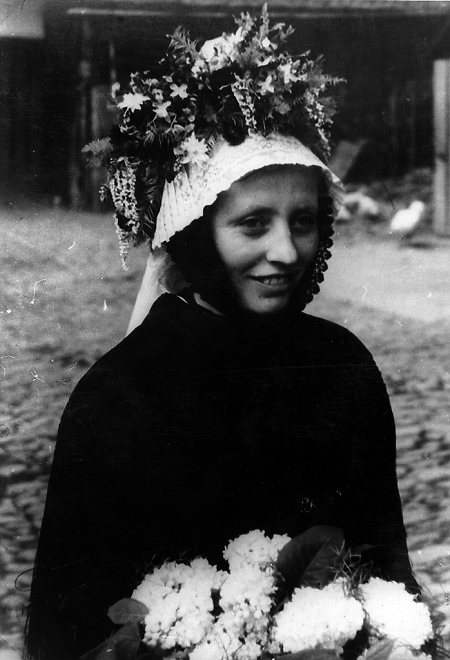 Junge Braut (?) aus Hachborn in Marburger Tracht, um 1932