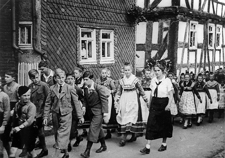Kinder und Jugendliche bei einem Umzug in Hachborn (?), um 1938