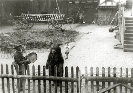 Fahrender Mann mit Tanzbär auf einem Hof in Hachborn, 1932