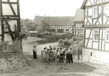 Bewohner und Musikkapelle bei der Kirmes in Ilschhausen, 1955