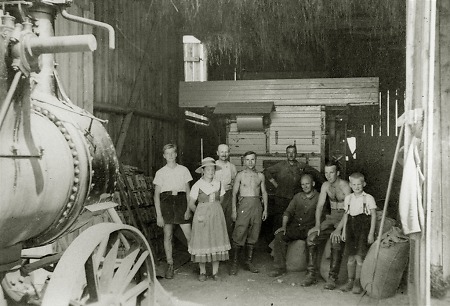 Die Dreschmaschine in einer Scheune in Hachborn, Ende der 1930er Jahre