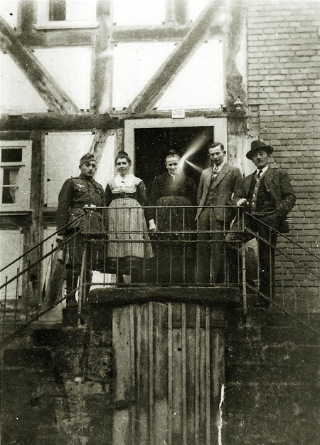 Einwohner von Hachborn mit einem einquartierten Soldaten auf der Treppe, Ende 1930er Jahre