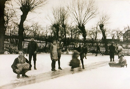 Kinder aus Hachborn (?) beim Eislaufen, um 1930