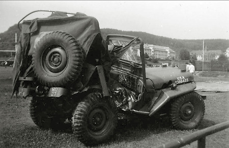 Beschädigter Jeep in der US-Kaserne in Gelnhausen, 1951
